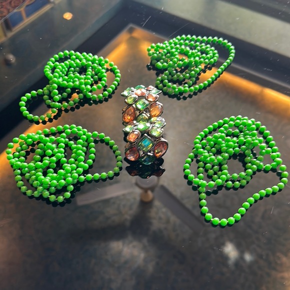 NWOT Gorgeous Parrot green long bead necklaces (4) accompanied with bracelet - Picture 12 of 12